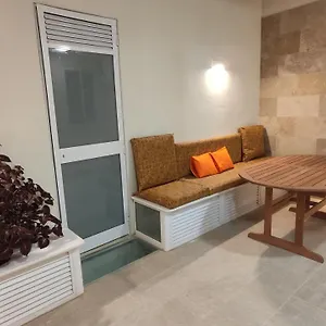  Appartamento Aquamarine Sea Front - Elevated Ground Floor With Balcony And Yard