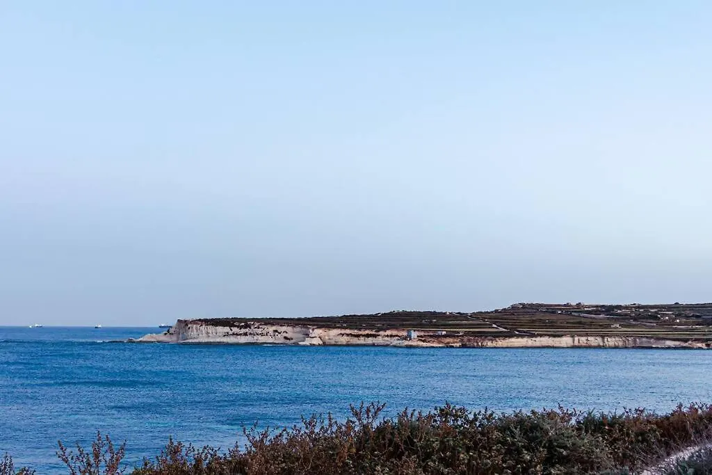 Sea-View Studio Apartment - Sleeps 2 Marsaskala